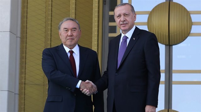 الرئيس التركي أثناء استقبال نظيره الكازاخي
