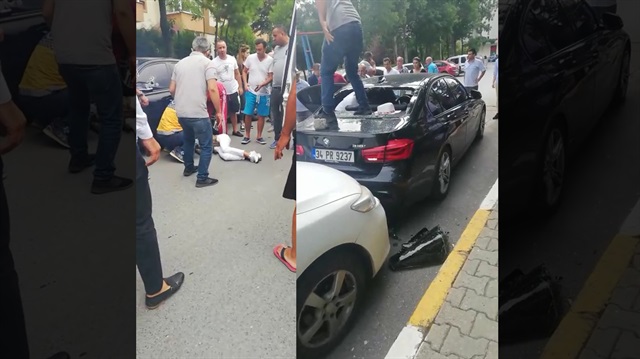 Lüks araca düzenlenen saldırının ardından kadın sürücü ağır yaralı halde otomobilden çıkarıldı.
