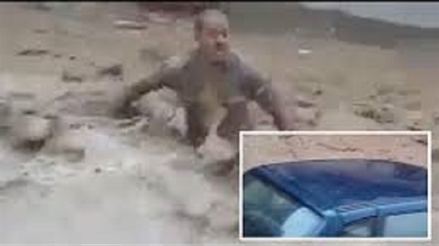 بالفيديو: جزائري حاول إنقاذ سيارته وهذا ما فعلته به السيول
