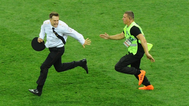 Vladimir Putin karşıtı eylemleriyle tanınan Pussy Riot grubunun üyelerinden Piotr Verzilov, Dünya Kupası final maçında sahaya girmiş ve güvenlik görevlileri tarafından yaka paça saha dışına çıkarılmıştı.