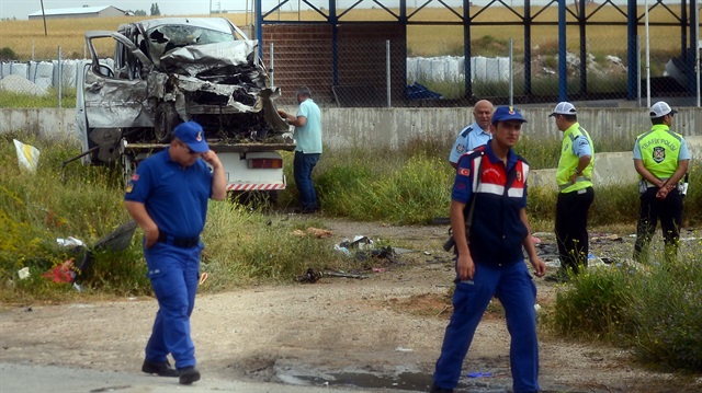 Kazanın ardından bölgeye gelen polis ekipleri yeni bir kaza yaşanamaması için tedbir aldı.