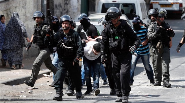 الاحتلال الإسرائيلي يعتقل ثلاثة فلسطينيين ومتضامن فرنسي والصورة تعبيرية
