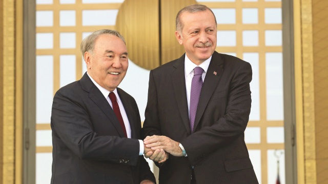 Başkan Erdoğan, Kazakistan Cumhurbaşkanı Nursultan Nazarbayev’i Beştepe’de törenle karşıladı. Karşılamada ikilinin sıcak ve samimi davranışları dikkati çekti.