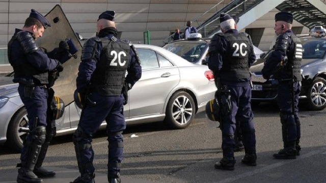 Fransa'nın güneyinde 32 yaşındaki bir şahsın kullandığı araç yaklaşık bir bar çıkışında 50 kişinin olduğu kalabalığın arasına daldı.