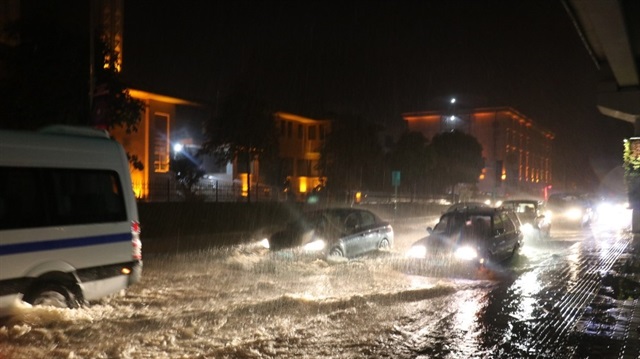 Yalova'da etkili olan sağanak yağışlar vatandaşlara zor anlar yaşattı. 