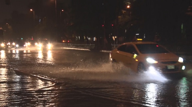 İstanbul'da etkili olan sağanak yağışlar vatandaşlara zor anlar yaşattı.