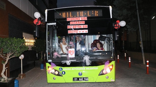 Adana Büyükşehir Belediyesi çiftin isteğini kırmayarak halk otobüsünü çiftin düğünü için tahsis etti.
