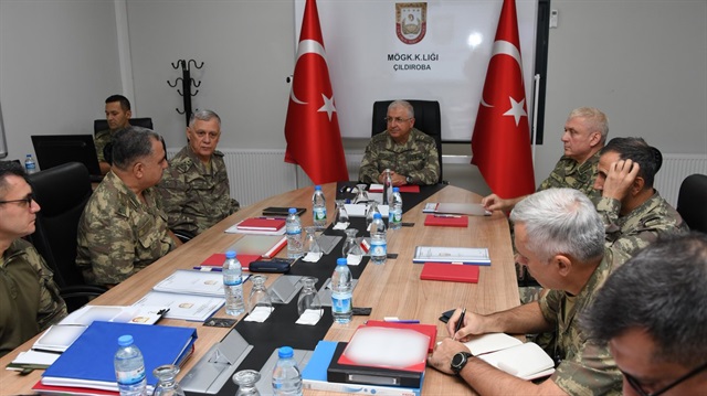 Genelkumrmay Başkanı Yaşar Güler ile Kara Kuvvetleri Komutanı Orgeneral Dündar sınır birliklerinde incelemelerde bulunuyor.