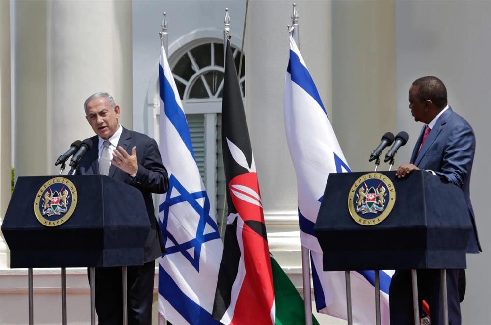 İsrail Başbakanı Binyamin Netanyahu Kenya Devlet Başkanı Uhuru Kenyatta ile ortak açıklama yapıyor. 
