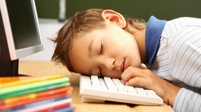 Çocukların okul başarısı ve sağlıklı büyümeleri için büyüme hormonu salgısının artığı akşam saatlerinde uyuması şarttır. 
