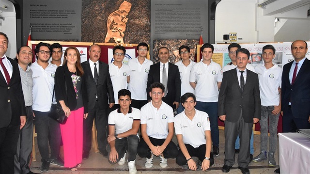 İzmir Milli Eğitim Müdürü Ömer Yahşi, okulu ziyaret ederek öğrencileri teşvik, hocalarını ise tebrik etti.