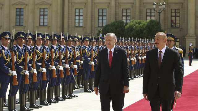 الرئيس الأذري أثناء استقبال الرئيس التركي بمراسم رسمية