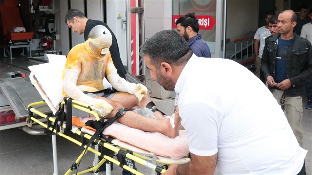 Patlamanın ardından yaralanan işçiler ambulanslarla hastanelere sevk edildi.