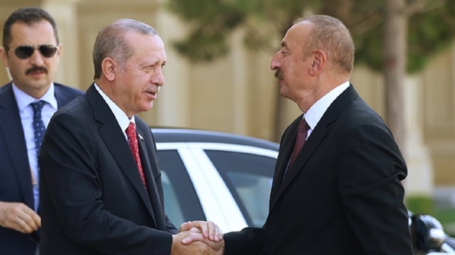 أردوغان أثناء استقباله من طرف الرئيس الأذري بمراسم رسمية