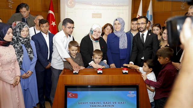 Aile, Çalışma ve Sosyal Hizmetler Bakanı Zehra Zümrüt Selçuk, şehit aileleri, gazi ve gazi yakınlarıyla birlikte butona bastı.