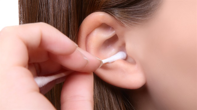 Kulak temizleme çubukları, kulak kirinin kulak kanalını tıkamasına neden oluyor. 