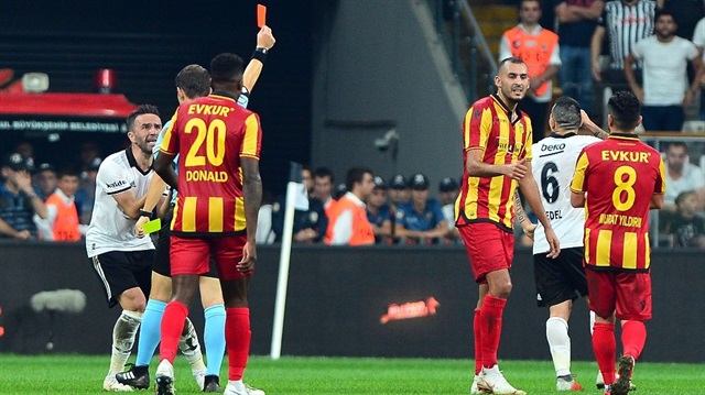 Beşiktaş'ta kırmızı kartla oyun dışında kalan Gary Medel, Fenerbahçe derbisinde forma giyemeyecek. 