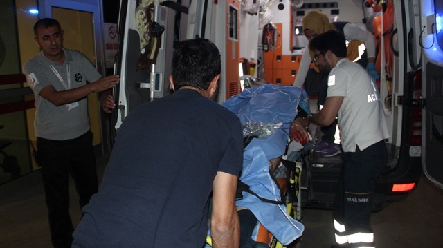 Ağır yaralanan adam olay yerine gelen sağlık ekiplerince hastaneye kaldırıldı.