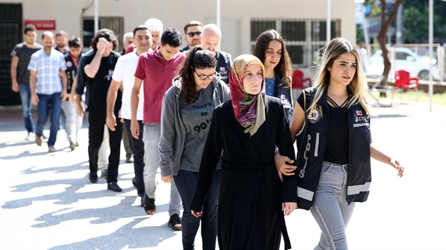 Adana'da yakalanan FETÖ mensupları polis ekiplerince emniyete götürüldü.