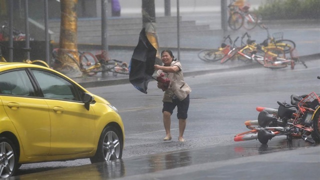 Filipinler'de başlayan Mangkhut tayfunu Çin'in Shenzhen şehrinde de etkisini gösterdi. (Fotoğraf: Reuters)