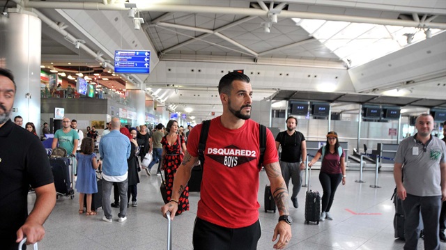 Alvaro Negredo Al Nasr Kulübü ile görüşmek üzere İstanbul'dan Dubai'ye gidiyor.