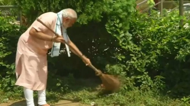 شاهد: رئيس وزراء الهند ينظف ويجمع المخلفات بفناء مدرسة في نيودلهي
