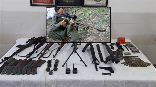 Hakkari'deki operasyonda, teröristlere ait 5 silah ele geçirildi. Ele geçirilen silahlar arasında keskin nişancı tüfeği de bulunuyor.