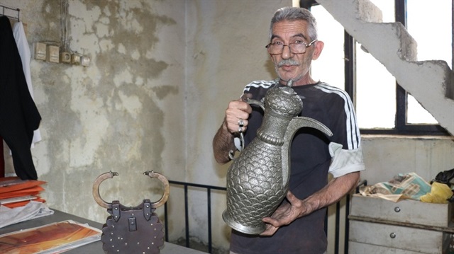 Kahramanmaraşlı Cafer Tulumbüken, 42 yıldır tarihi eşyaları yeniden tasarlıyor.