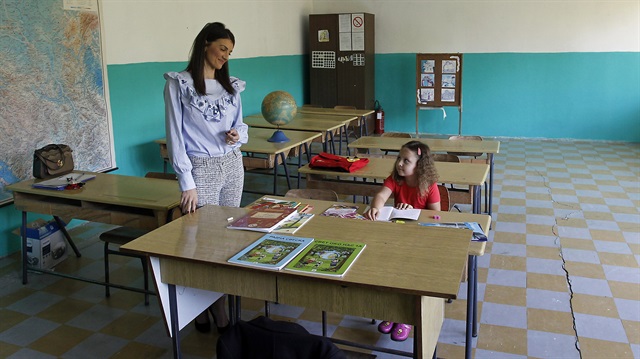 Yedi yıl önce öğrenci kalmadığı için kapatılan okulun zili bu yıl Nikolina ve öğretmeni Milica Mikic için çaldı.