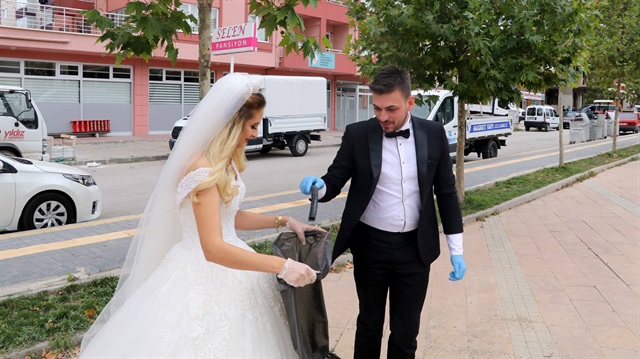 15 Eylül Dünya Temizlik Günü dolayısıyla yeni evlenen bir çift,  çöp topladı.