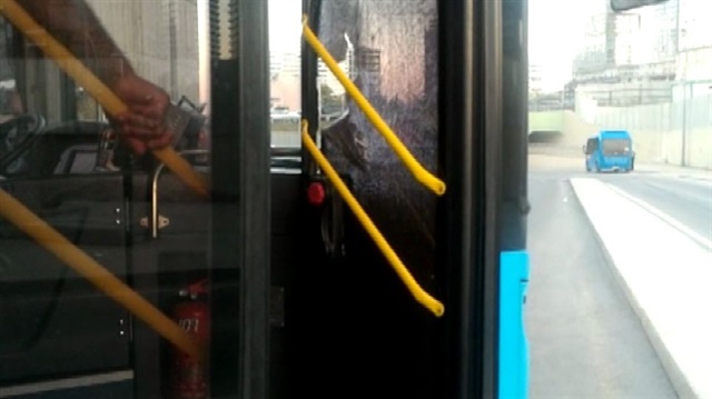 Halk otobüsünde bulunan yolcular otobüsten indirilerek başka bir otobüse alındı.