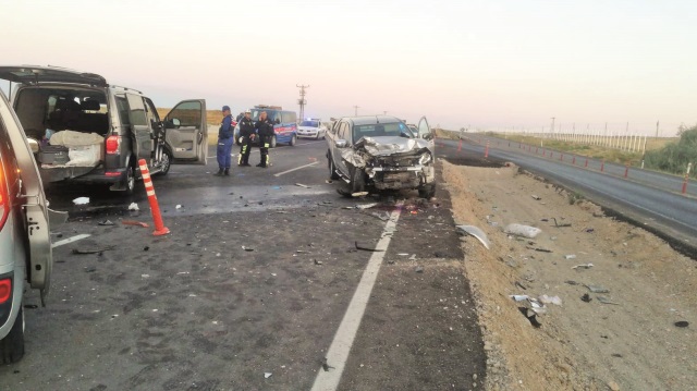 Kazada 3 kişi hayatını kaybetti 6 kişi yaralandı.