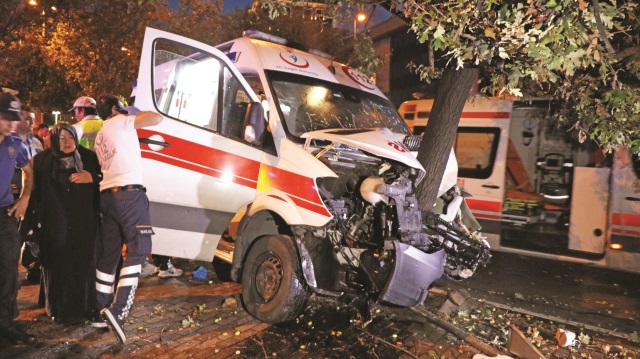 azada, ambulanstaki şoför, hemşire, hasta ve refakatçisinin de aralarında bulunduğu 6 kişi yaralandı.