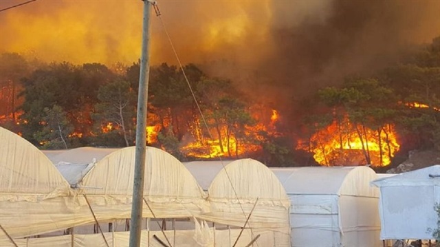 Ormanlık alanda başlayan yangın kısa sürede etkisini artırırken, ekipler alevlere havadan  da müdahale ediyor.