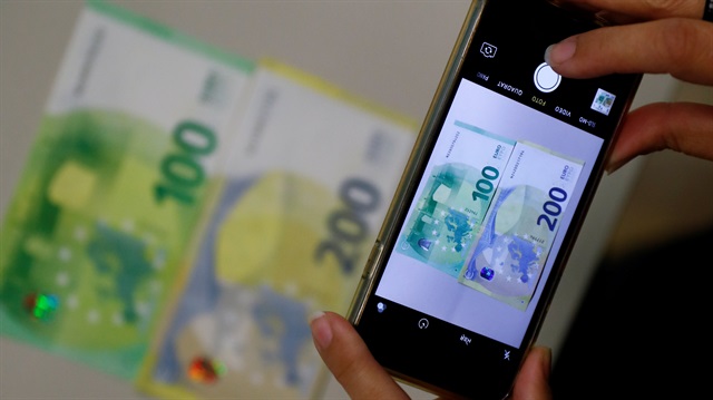 Yeni 100 ve 200 euroluk banknotlar tanıtıldı.