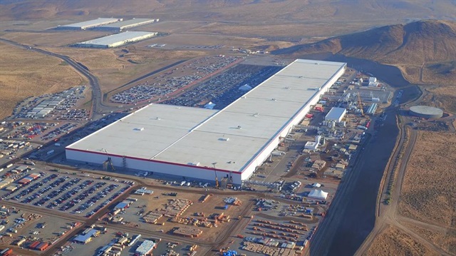  Tesla Gigafactory, toplamda 500.000 metrekare operasyonel alan içerisinde,  200.000 metrakare kapalı üretim tesisinden oluşuyor.