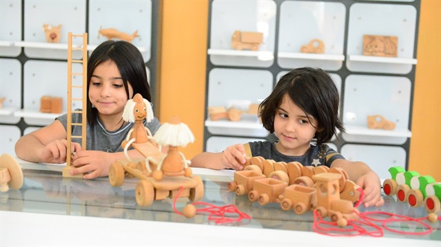 هدايا خشبية لأطفال أتراك من أيادي سورية ناعمة في شانلي أورفة