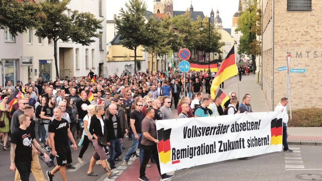 Neo-Nazi grupların da destek verdiği gösterilerde ‘Merkel istifa‘ sesleri yükseldi.