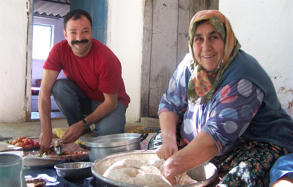 Dağdeviren, yöresel yemekleri yerinde araştırıyor.