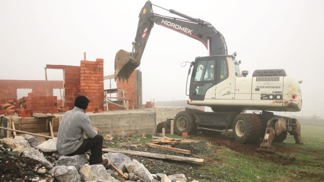 Bazı vatandaşların betonarme kaçak yapılar inşa ettiği yaylalarda büyük yıkım başladı. 