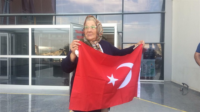 2 askerimizi şehit eden 9 PKK'lı teröristi adliye önünde protesto eden 70 yaşındaki Fatma İzzettinoğlu.