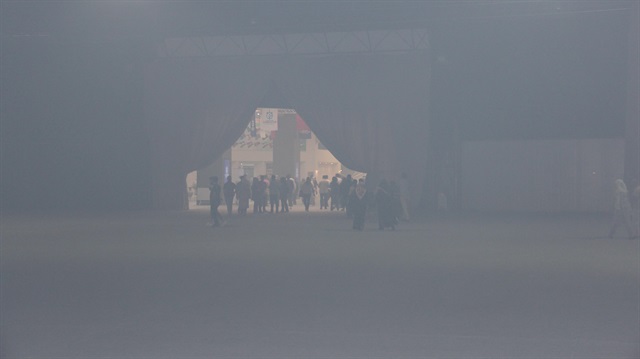 Konser alanına dolan duman nedeniyle göz gözü görmez hale geldi.