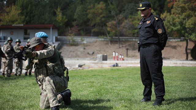 Yarbay Tetik, Jandarma Teşkilatına 30 yıl önce Jandarma Astsubay Okuluna adım atarak katıldı. Teşkilatın teröristlere karşı kararlılıkla mücadele eden birçok biriminde görev alan Tetik, 2015'te Doğu ve Güneydoğu'da başlatılan çukur operasyonlarında da  Adıyaman Jandarma Özel Harekat Tabur Komutanı olarak emrindeki personelle ön saflarda mücadele etti.
Taburuyla 2016'da geçici görevle Şırnak'ın Silopi ilçesindeki operasyonlara katılan Tetik, bölgenin teröristlerden tamamen arındırılması için devamında Cizre ve Nusaybin'de yürütülen operasyonlarda yer aldı.
