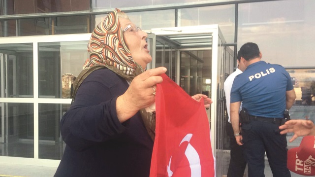 Adliye önünde 70 yaşındaki Fatma İzzettinoğlu Türk bayrağı açarak, “Teröristlerin yüzüne tükürmeye geldim. İdam istiyoruz” dedi.