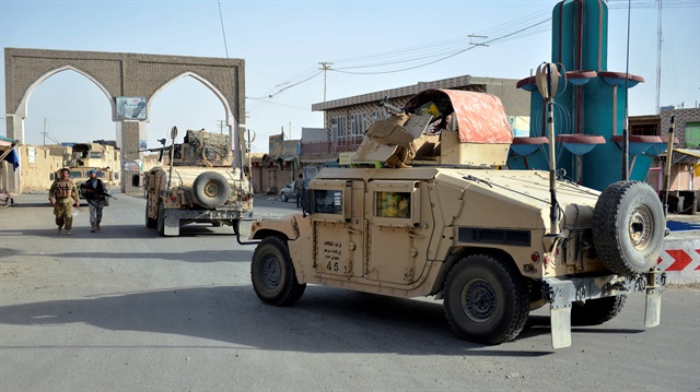 Afghan security guards walk during a Taliban attack in Ghazni city, Afghanistan August 12, 2018. Picture taken August 12, 2018. 