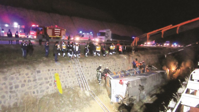  Kazada yaralanan 28 kişi, 112 Acil Servis ekiplerince kentteki çeşitli hastahanelerde tedavi altına alındı.