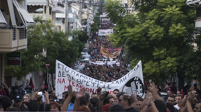 Yunanistan'da Pavlos Fissas'ın anısına gösteri düzenlendi. Solcu kimliğiyle tanınan 34 yaşındaki Pavlos Fissas, 5 yıl önce Atina yakınlarında, Altın Şafak Partisi üyesi Yorgo Rupakias tarafından bıçakla öldürülmüştü. 