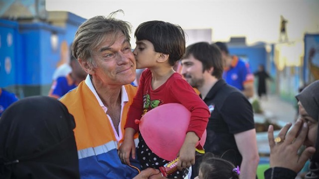 Dr. Mehmet Oz visits refugee camp in Turkey