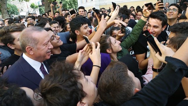 Cumhurbaşkanı Erdoğan, Kabataş Lisesi'nde öğrencilerle bol bol fotoğraf çektirdi.