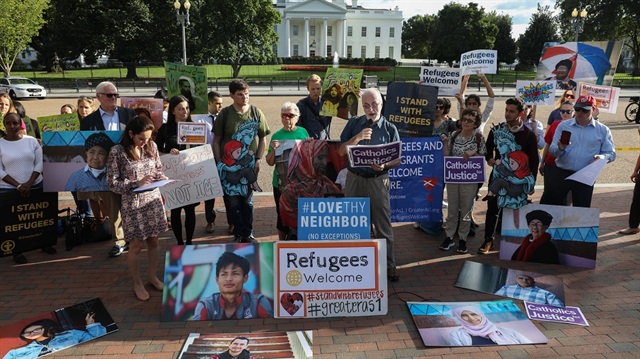 وقفة أمام البيت الأبيض احتجاجا على خفض عدد اللاجئين